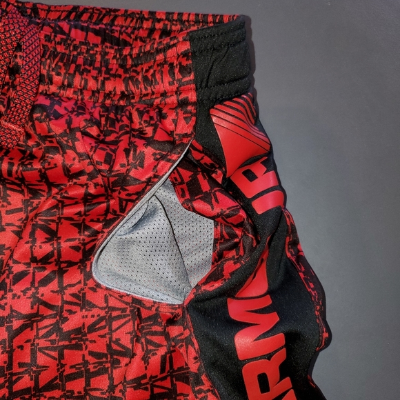 Boy's Under Armour Shorts - Picture 3 of 4